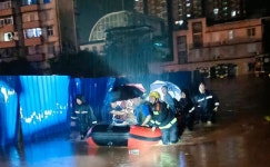 中쓰촨성, 새벽부터 내린 폭우로 토산 무너져 도로 닦던 근로자 다수 실종돼