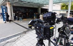 [서울포토] 서울대병원 장례식장 앞 대기하는 취재진