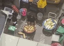 “무 닦던 수세미로 발 ‘벅벅’”...족발집 사장·직원 결국 재판 받는다