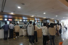 학식 줄 서는 것도 설렌다…코로나 학번 ‘위드 캠퍼스’