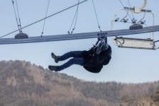 하강 중 짚트랙 레일이 뚝…평창서 30대 추락 의식불명