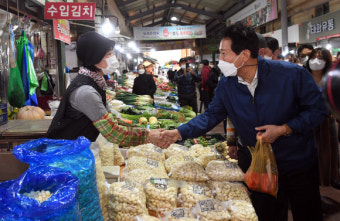 [서울포토]상인들과 인사하는 오세훈 서울시장