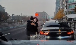 [따뜻한 세상] “아내를 안아주는 모습에 울컥했습니다”