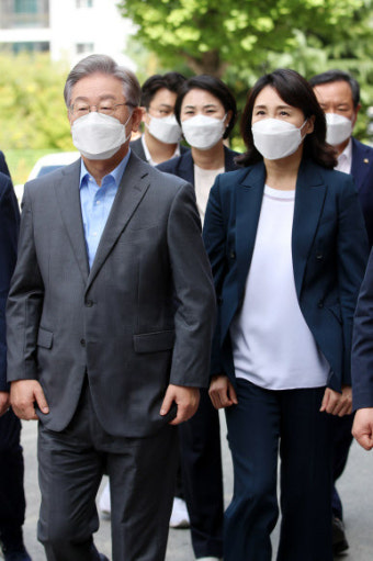 이재명측 “李가 ‘부인에 손찌검?’ 네티즌 고발…결코 좌시 안 해” 강경 대응 왜 [이슈픽]