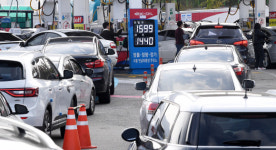 [서울포토] 유류세 인하 시행, 붐비는 주유소