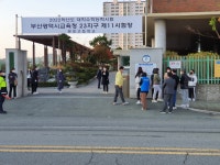 “수능 대박 나세요”…수험생에게 손목시계 건넨 구청장