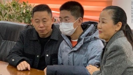 [월드피플+] ‘아들 찾는 가게’ 운영하던 中부부, 14년전 유괴된 아들과 재회