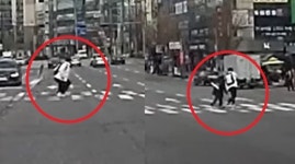 “밝은 한국의 미래”…도로 건너는 할머니, 남학생은 달려가 손을 잡았다