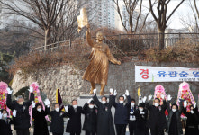 [서울포토]유관순 동상 앞 만세삼창