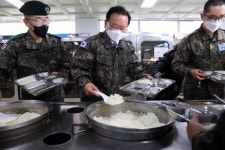 25사단보수대마트 | [서울포토] 김부겸 총리, 전방 25사단 위문… 장병들과 오찬