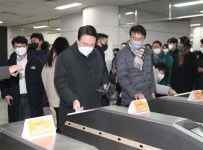 출근길 9호선 ‘지옥철’ 탄 윤석열 “수도권 교통망 개선”