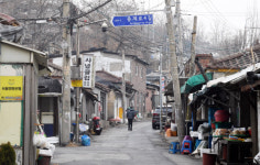 떠밀려와 모였고, 떠밀리듯 떠난다