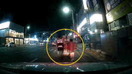 영하 날씨에 폐지 손수레 끄는 노부부 도운 경찰관