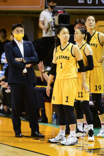 하나은행→KB ‘최소경기 우승’… 이적한 감독도 선수도 인생역전