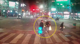 횡단보도에 넘어진 노인 도운 환경미화원들