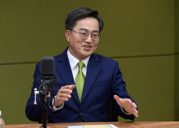 경기도회의 김정호 대표, 김동연 지사 비난: 무능 vs 뻔뻔, 혁신과 통합 논의 계속