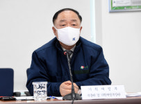 김부겸 이어 홍남기까지 코로나 확진… 12일까지 집에서 비대면 업무