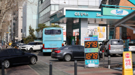 휘발유값 리터당 2000원 돌파… 저렴한 주유소에 몰리는 차량들