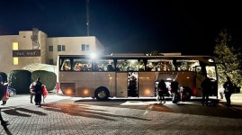 우크라 난민 위해 폴란드 호텔 통째로 예약, 149명 실어나른 부부