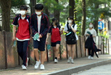 “속옷은 흰색, 스타킹은 검정”… 서울 중·고교 52곳, 복장 규제 교칙 폐지