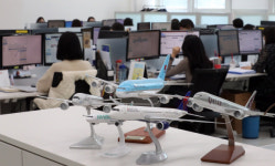 [서울포토]여행 상품 판매량 증가로 분주한 여행사