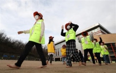 “맨발로 산책해요”