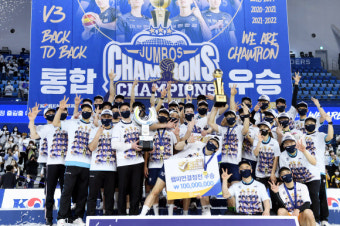 사령탑·베테랑·프런트 ‘삼각편대’… 대한항공 우승 DNA로 고공행진 [스포츠 라운지]