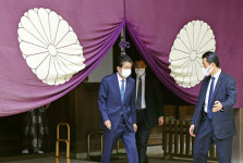 日의원 102명, 전범 합사 야스쿠니 집단 참배