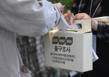[서울포토] 출구조사 응답하는 시민