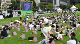 [서울포토] 잔디밭에서 즐기는 북 콘서트