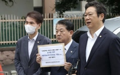 민주 의원들, 서해 피살공무원 모친 빈소에 조문 않기로…조화 보내