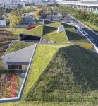 세모 네모 ‘종이접기’ 지붕… 실내 쏟아지는 햇빛에 아이들 까르르 [건축 오디세이]