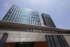 “폭염 식혀요” 춘천시청 바닥분수 재가동