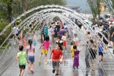 분수 물놀이·나무그늘 쉼터… 더 넓게 더 푸르게 돌아온 광장