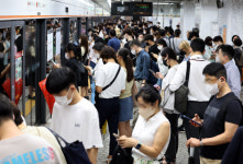 “목숨 건 퇴근” 서울 이틀새 500㎜ ‘물폭탄’…밤에도 계속(종합)