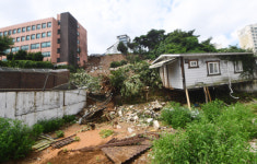 [서울포토] 폭우로 산사태...무너져 내린 경문고 부지