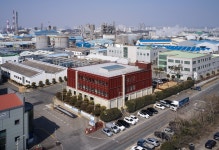 회색지대에 스며든 붉은 공장… 햇빛 타고 흐르는, 부유하는 공간[건축 오디세이]