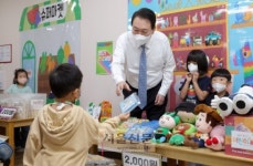 [서울포토] 어린이집 시장놀이 참관하는 윤석열 대통령