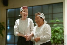 해녀 집안서 큰 배우가 만든 극장 식당의 3년 매진 신화