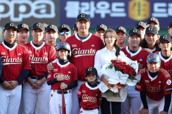 전준우 “이대호는 존경 할 수 밖에 없는 선배”… 한동희는 홈런으로 환송