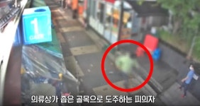 [영상] “갑시다!” 경찰 오토바이에 태우고 수배범 추격…시민의 ‘공조’