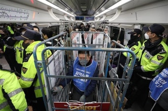 전장연, 19일 만에 지하철 시위 재개…1시간 넘게 지연