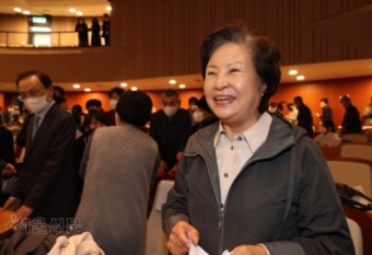 [서울포토] 인사 나누는 권양숙 여사와 이재명 대표