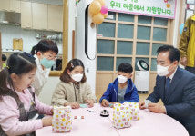 “경로당에 아이 맡겨요”… 할마·할빠들의 ‘돌봄 벤처’