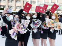 두 달 앞선 12월 졸업식… 그래서 더 즐거워