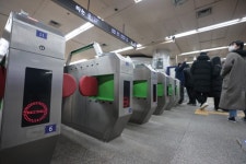 [속보]3호선 무악재역 선로 화재…진압 중