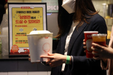 잡채밥·치킨·오징어… 영화관 ‘먹방’ 어디까지 괜찮으신가요