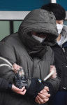 [포토多이슈] 얼굴 가린 채 포토라인 선 살해범 이기영