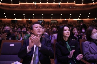 ‘색깔 맞춤’ 尹대통령 부부, 문화예술인 신년인사회 이어 음악회 관람 [포착]
