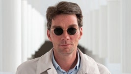 독일 발레단장, 작품 혹평했다고 여성평론가 얼굴에 개X 문질러